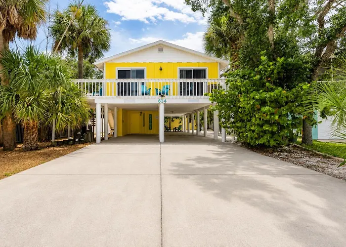 2 Blocks To Beach: Walk To Restaurants & Bars-2br Apartment *