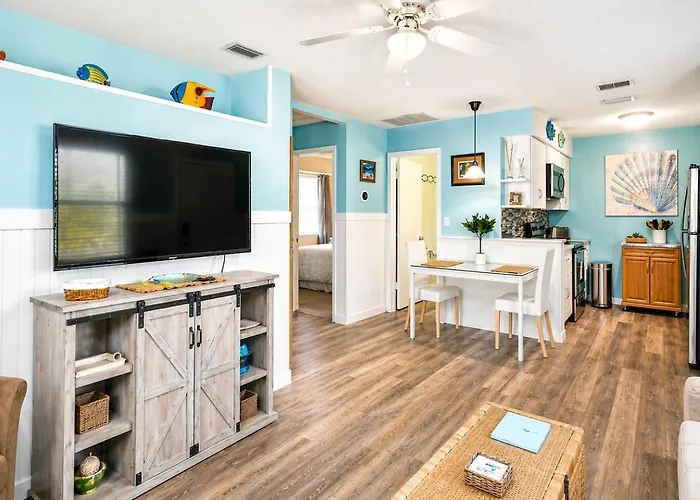 2 Blocks To Beach: Walk To Restaurants & Bars-2br Apartment *