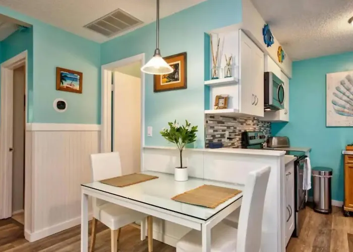 Apartment 2 Blocks To Beach: Walk To Restaurants & Bars-2br Clearwater Beach
