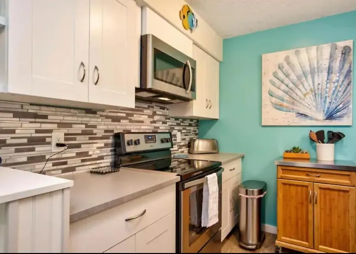 Apartment 2 Blocks To Beach: Walk To Restaurants & Bars-2br