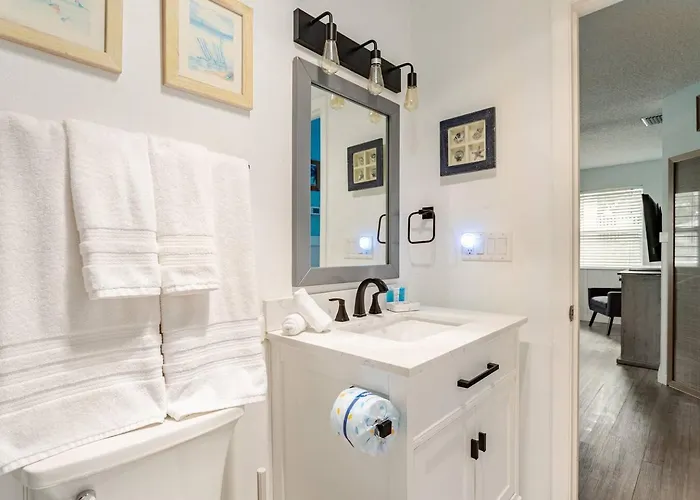 2 Blocks To Beach: Walk To Restaurants & Bars-2br * Clearwater Beach