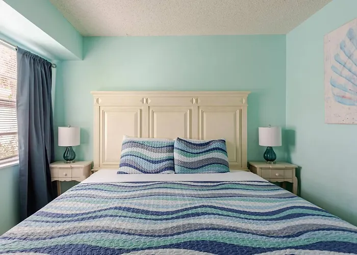 2 Blocks To Beach: Walk To Restaurants & Bars-2br