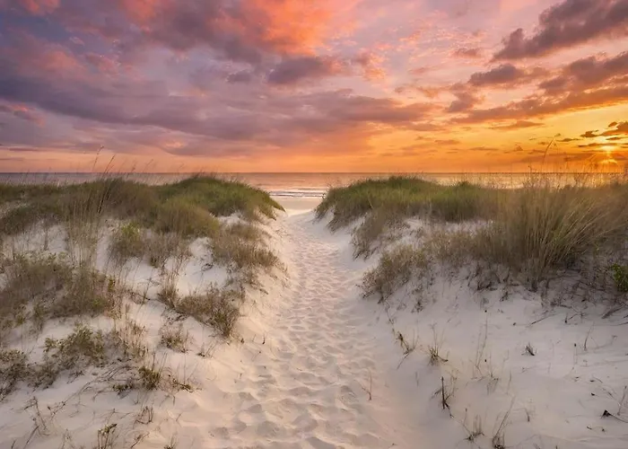 2 Blocks To Beach: Walk To Restaurants & Bars-2br Apartment *