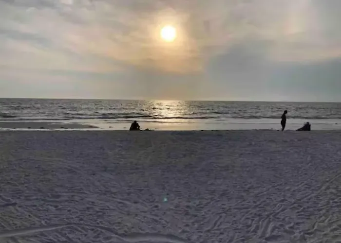2 Blocks To Beach: Walk To Restaurants & Bars-2br