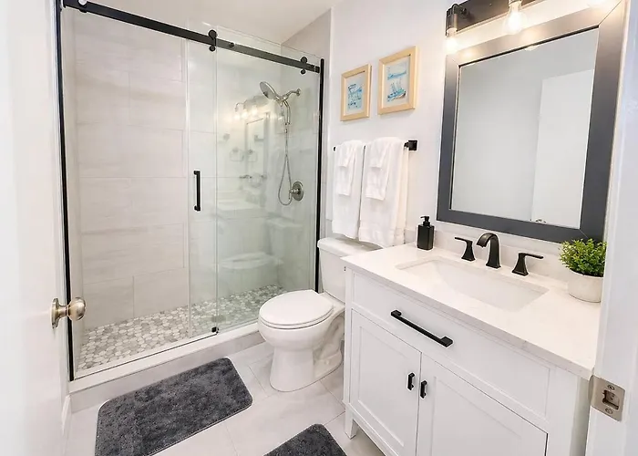 Apartment 2 Blocks To Beach: Walk To Restaurants & Bars-2br *