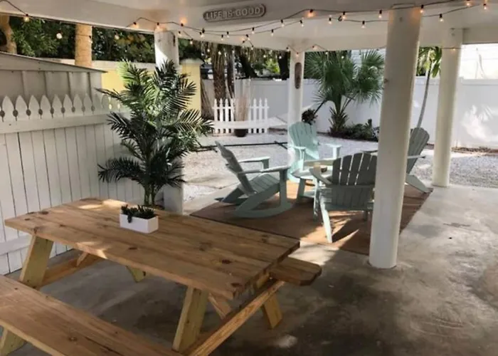 2 Blocks To Beach: Walk To Restaurants & Bars-2br Apartment