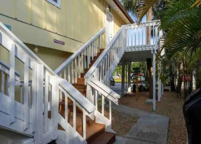 Apartment 2 Blocks To Beach: Walk To Restaurants & Bars-2br *