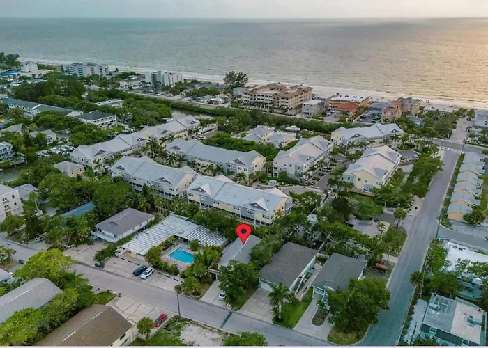 2 Blocks To Beach: Walk To Restaurants & Bars-2br Apartment