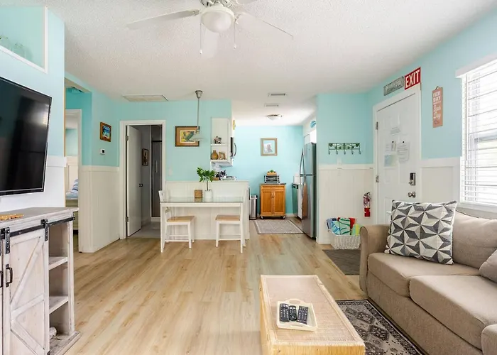 2 Blocks To Beach: Walk To Restaurants & Bars-2br * Clearwater Beach