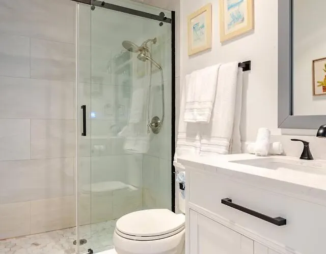 2 Blocks To Beach: Walk To Restaurants & Bars-2br Apartment