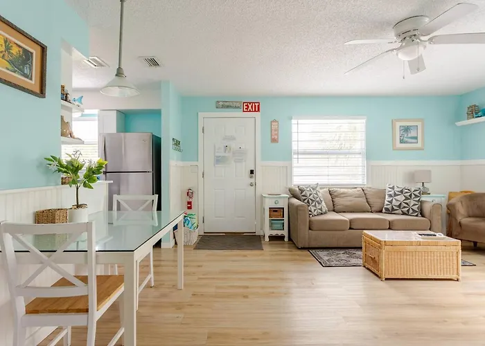 2 Blocks To Beach: Walk To Restaurants & Bars-2br *
