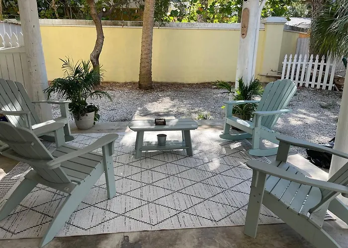 2 Blocks To Beach: Walk To Restaurants & Bars-2br Clearwater Beach