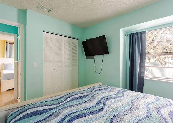 2 Blocks To Beach: Walk To Restaurants & Bars-2br Apartment Clearwater Beach