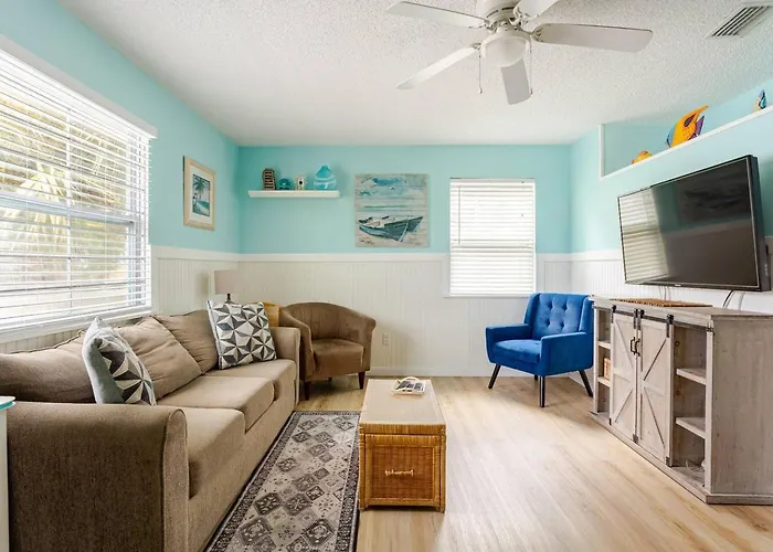 Apartment 2 Blocks To Beach: Walk To Restaurants & Bars-2br Clearwater Beach