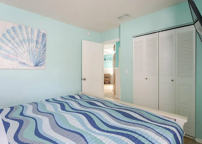 2 Blocks To Beach: Walk To Restaurants & Bars-2br * Clearwater Beach