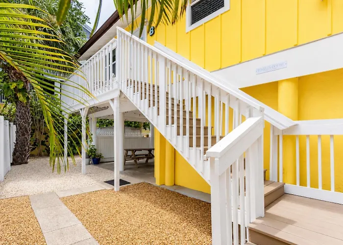 Apartment 2 Blocks To Beach: Walk To Restaurants & Bars-2br