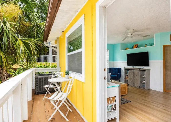 2 Blocks To Beach: Walk To Restaurants & Bars-2br Apartment