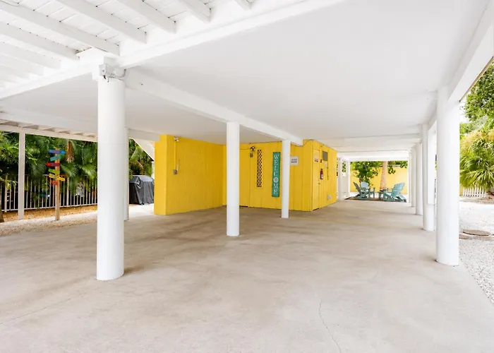 Apartment 2 Blocks To Beach: Walk To Restaurants & Bars-2br
