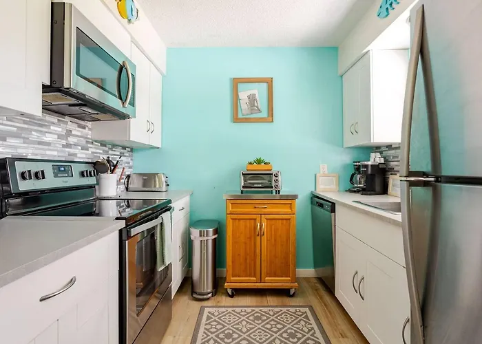 Apartment 2 Blocks To Beach: Walk To Restaurants & Bars-2br
