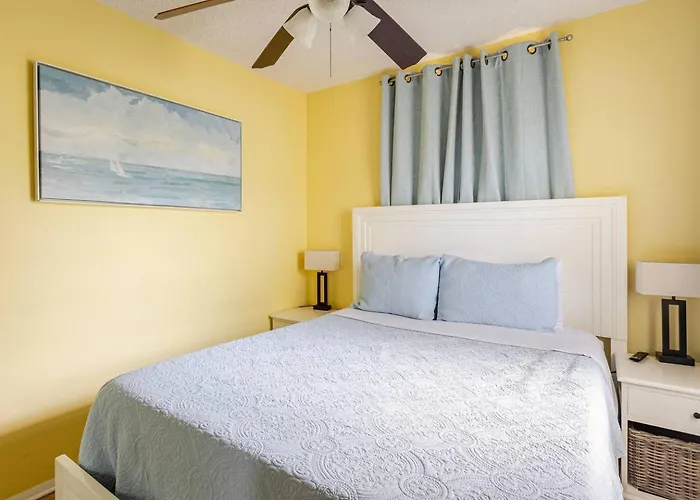 2 Blocks To Beach: Walk To Restaurants & Bars-2br Apartment