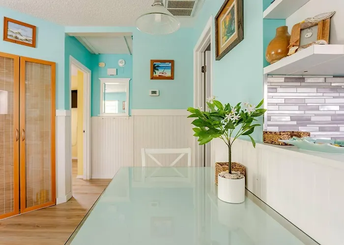 2 Blocks To Beach: Walk To Restaurants & Bars-2br Apartment