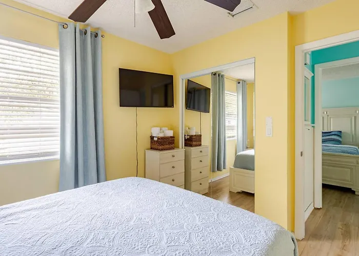 Apartment 2 Blocks To Beach: Walk To Restaurants & Bars-2br *