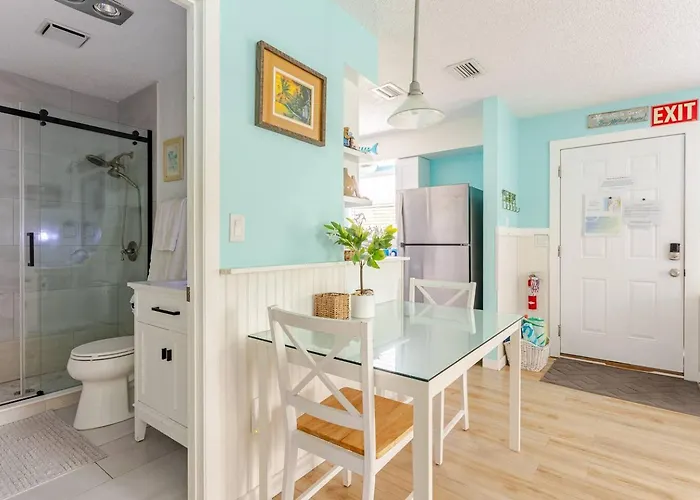 2 Blocks To Beach: Walk To Restaurants & Bars-2br