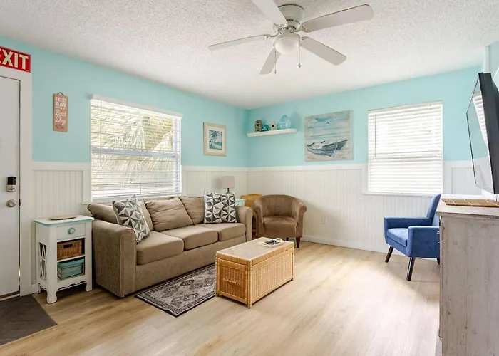 2 Blocks To Beach: Walk To Restaurants & Bars-2br * Clearwater Beach