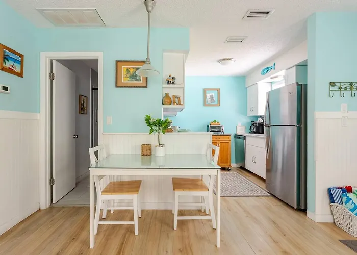 2 Blocks To Beach: Walk To Restaurants & Bars-2br Apartment Clearwater Beach