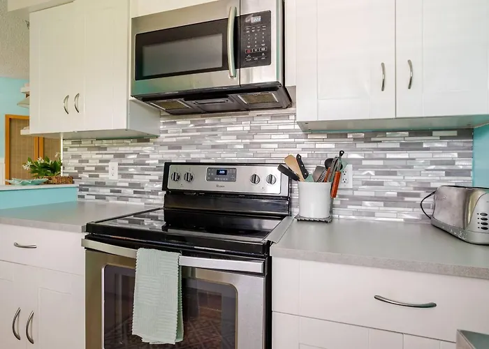 2 Blocks To Beach: Walk To Restaurants & Bars-2br