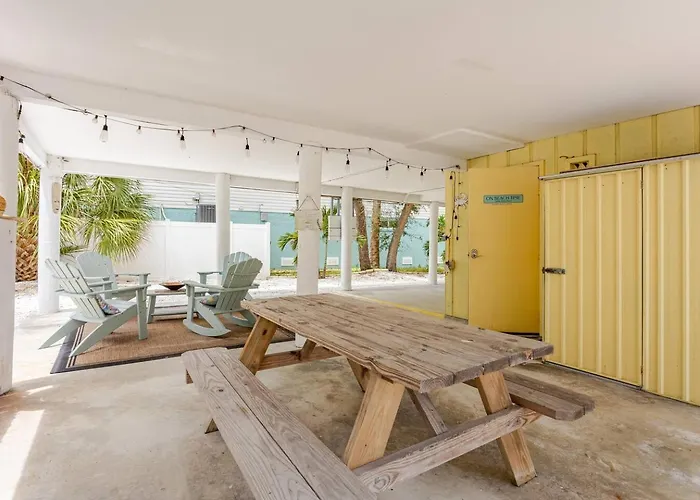 2 Blocks To Beach: Walk To Restaurants & Bars-2br * Clearwater Beach