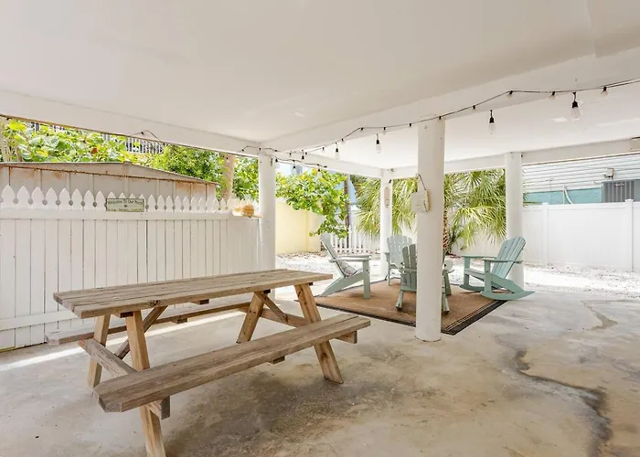 2 Blocks To Beach: Walk To Restaurants & Bars-2br * Clearwater Beach