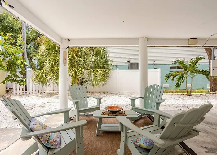 2 Blocks To Beach: Walk To Restaurants & Bars-2br *
