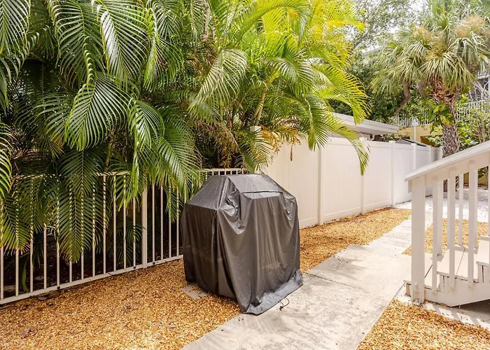 2 Blocks To Beach: Walk To Restaurants & Bars-2br *