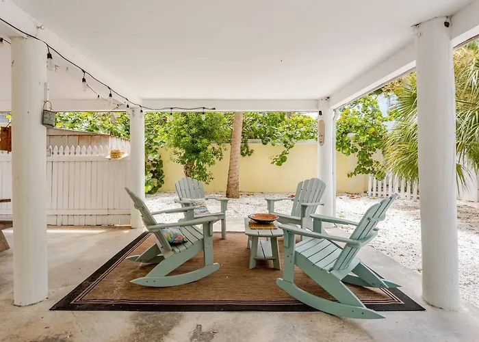 2 Blocks To Beach: Walk To Restaurants & Bars-2br Apartment *