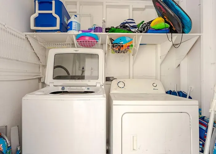 2 Blocks To Beach: Walk To Restaurants & Bars-2br